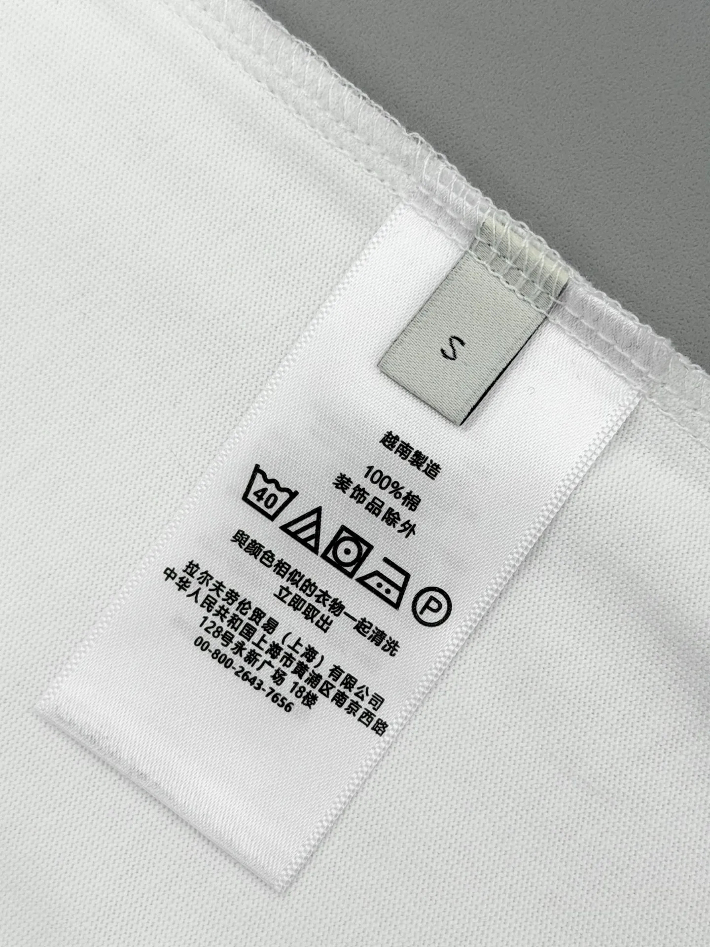 P160 [High Quality]Ralph Lauren*Ralph Lauren embroidery micro-label simple‼ ️Short-sleeved T-shirt 💗Ralph Lauren classic short-sleeved T-shirt, custom-made 280g pure cotton fabric, soft and breathable, classic horseback golf🏌️ embroidery on the chest, logo + logo embroidery on the back, simple and recognizable. Round neck design, neat tailoring, customized 280g pure cotton fabric, soft and smooth to the touch, great breathability, super comfortable to wear in summer! The same loose version for men and women, OK to wear alone or layered, versatile ~ 𝐂𝐎𝐋𝐎𝐔𝐑: black white 𝐒𝐈𝐙𝐄: S-xL Size chart: S: Shoulder width 51 - Bust 55 - Clothing length 70 M: Shoulder width 53 - Bust 57 - Clothing length 72 L: Shoulder width 55 - Bust 59 - Clothing length 74 XL: Shoulder width 57 - Bust 61 - Clothing length 76